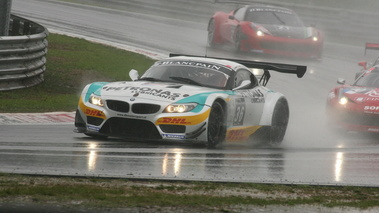 BMW Z4 GT3 gris 3/4 avant gauche penché