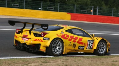 Ferrari 458 GT3 jaune 3/4 arrière droit filé