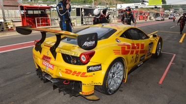 Ferrari 458 GT3 jaune 3/4 arrière droit