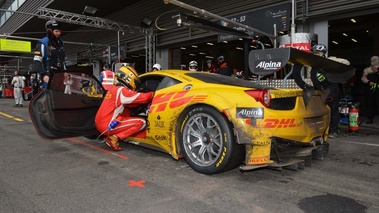 Ferrari 458 GT3 jaune 3/4 arrière gauche porte ouverte