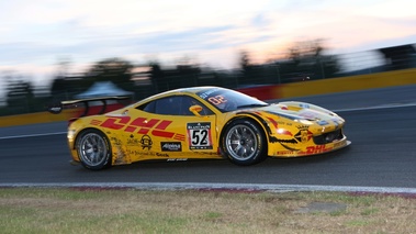 Ferrari 458 GT3 jaune 3/4 avant droit filé penché