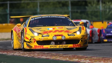 Ferrari 458 GT3 jaune 3/4 avant droit