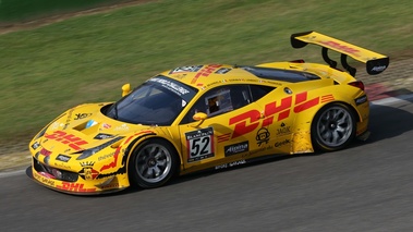 Ferrari 458 GT3 jaune 3/4 avant gauche filé vue de haut