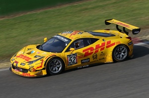 Ferrari 458 GT3 jaune vue de 3/4 avant gauche en filé