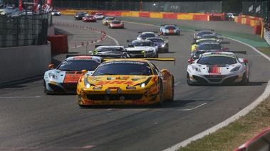 Ferrari 458 GT3 jaune 3/4 avant gauche