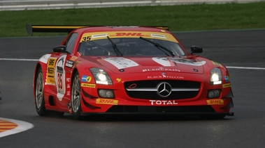 Mercedes SLS AMG GT3 rouge 3/4 avant droit 4