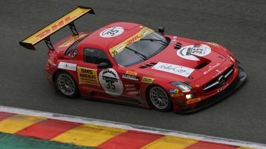 Mercedes SLS AMG GT3 rouge 3/4 avant droit filé penché vue de haut