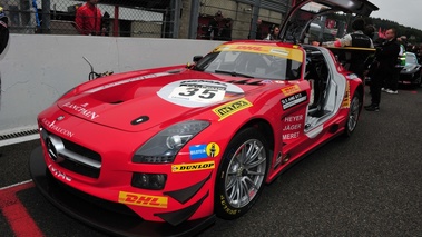 Mercedes SLS AMG GT3 rouge 3/4 avant gauche porte ouverte