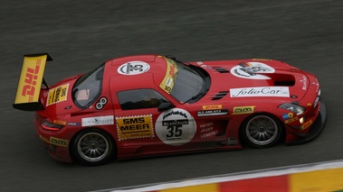 Mercedes SLS AMG GT3 rouge filé penché vue de haut