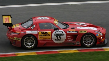 Mercedes SLS AMG GT3 rouge filé vue de haut