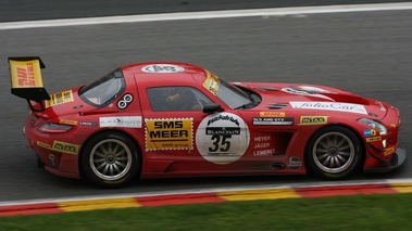 Mercedes SLS AMG GT3 rouge filé vue de haut