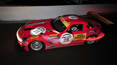 Mercedes SLS AMG GT3 rouge profil vue de haut