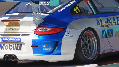 Porsche 997 GT3 RSR blanc/bleu vue des feux arrière