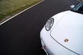 Porsche Cayman Cup blanc logo capot