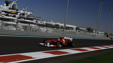 Abou Dabi 2011 Ferrari 3/4 avant circuit Yas Marina