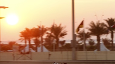 Abou Dabi 2011 McLaren profil soleil couchant