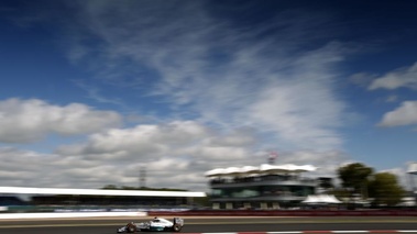 F1 GP Angleterre 2014 Mercedes Hamilton profil ciel