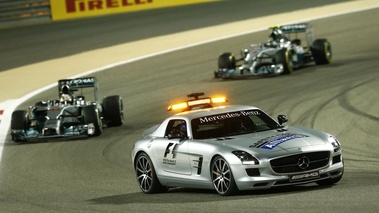 F1 GP Bahrein 2014 Mercedes derrière voiture de sécurité 