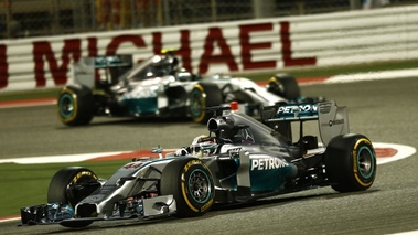 F1 GP Bahrein 2014 Mercedes Hamilton et Rosberg virage Schumacher