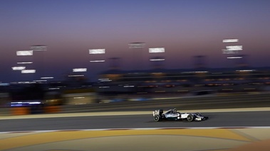 F1 GP Bahrein 2014 Mercedes Rosbeg profil nuit 