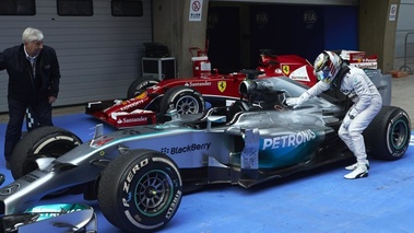 F1 GP Chine 2014 Mercedes Hamilton caresse sa Mercedes
