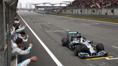 F1 GP Chine 2014 Mercedes Hamilton ligne d'arrivée