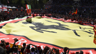 F1 GP Italie 2015 drapeau Ferrari 