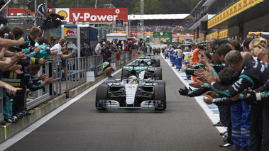 GP F1 Belgique 2015 Mercedes arrivée pit lane