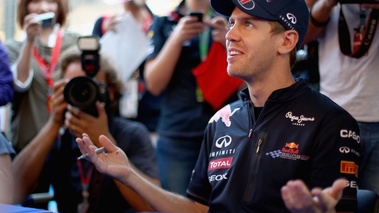 Japon 2011 portrait Vettel séance d'autographes