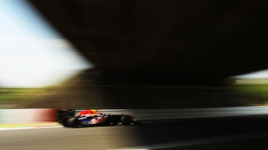 Japon 2011 Red Bull vue de profil sous pont