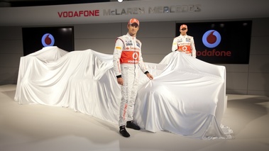 Lancement McLaren 2012 MP4-27 3/4 avant avec drap et pilotes