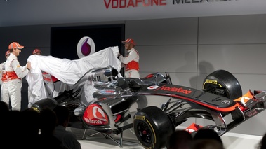 Lancement McLaren 2012 MP4-27 3/4 avant pilotes qui enlèvent le drap