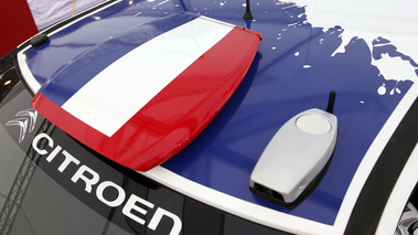 France 2011 Citroën DS3 drapeau français sur le toit