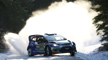 Suède 2012 Ford Latvala 3/4 avant nuage de neige