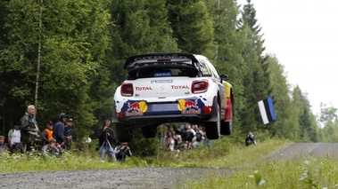 WRC Finlande 2012 Citroën Neuville jump vue arrière