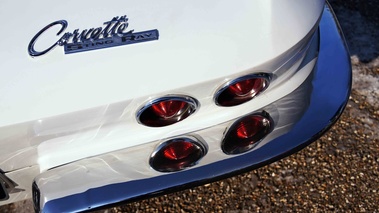 Cars & Coffee Paris - Chevrolet Corvette C2 Cabriolet blanc logo coffre