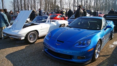 Cars & Coffee Paris - Chevrolet Corvette C6 Grand Sport bleu & C2 Cabriolet blanc