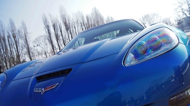 Cars & Coffee Paris - Chevrolet Corvette C6 Grand Sport bleu logo capot