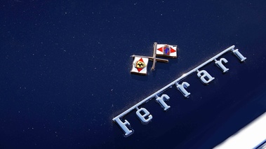 Cars & Coffee Paris - Ferrari 250 GT bleu logo coffre