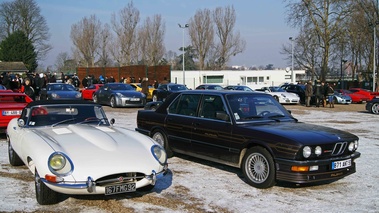 Cars & Coffee Paris - Jaguar Type E Cabriolet blanc & BMW Série 5 Alpina violet