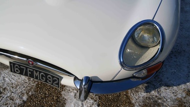 Cars & Coffee Paris - Jaguar Type E Cabriolet blanc phare avant