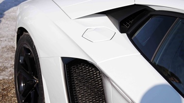 Cars & Coffee Paris - Lamborghini Aventador blanc trappe à essence