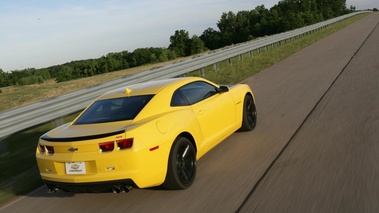 Chevrolet Camaro 1LE - jaune - 3/4 arrière droit, dynamique