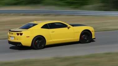 Chevrolet Camaro 1LE - jaune - 3/4 arrière droit, dynamique