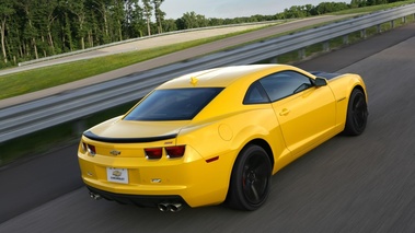 Chevrolet Camaro 1LE - jaune - 3/4 arrière droit, dynamique