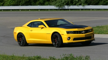 Chevrolet Camaro 1LE - jaune - 3/4 avant droit, dynamique