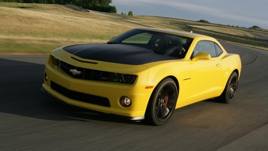 Chevrolet Camaro 1LE - jaune - 3/4 avant gauche, dynamique