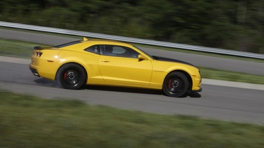 Chevrolet Camaro 1LE - jaune - profil droit, en travers