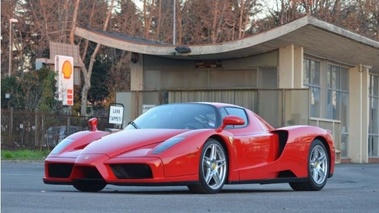 Ferrari Enzo rouge 3/4 avant gauche