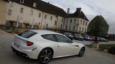 Ferrari FF blanc 3/4 arrière droit penché